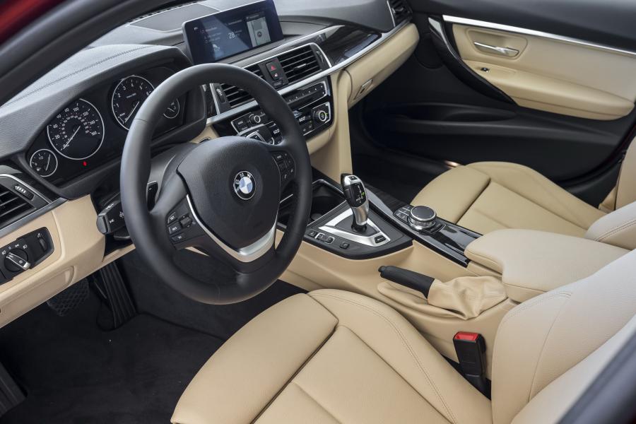 Интерьер BMW 530e iPerformance (G30) 2017 года  (NA) (фото 2 из 13)